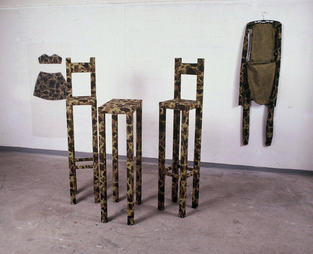 ichalstisch-holz-stoff-tisch-zweistuehle-neubert